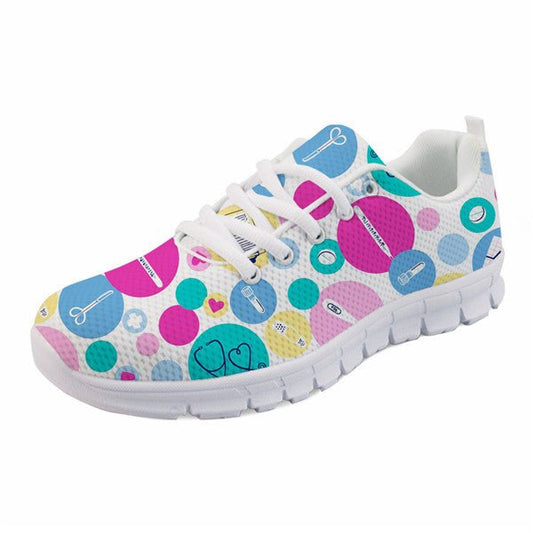 Süßer Schuh im Cartoon-Krankenschwester-Look – Be Dr.Fashion